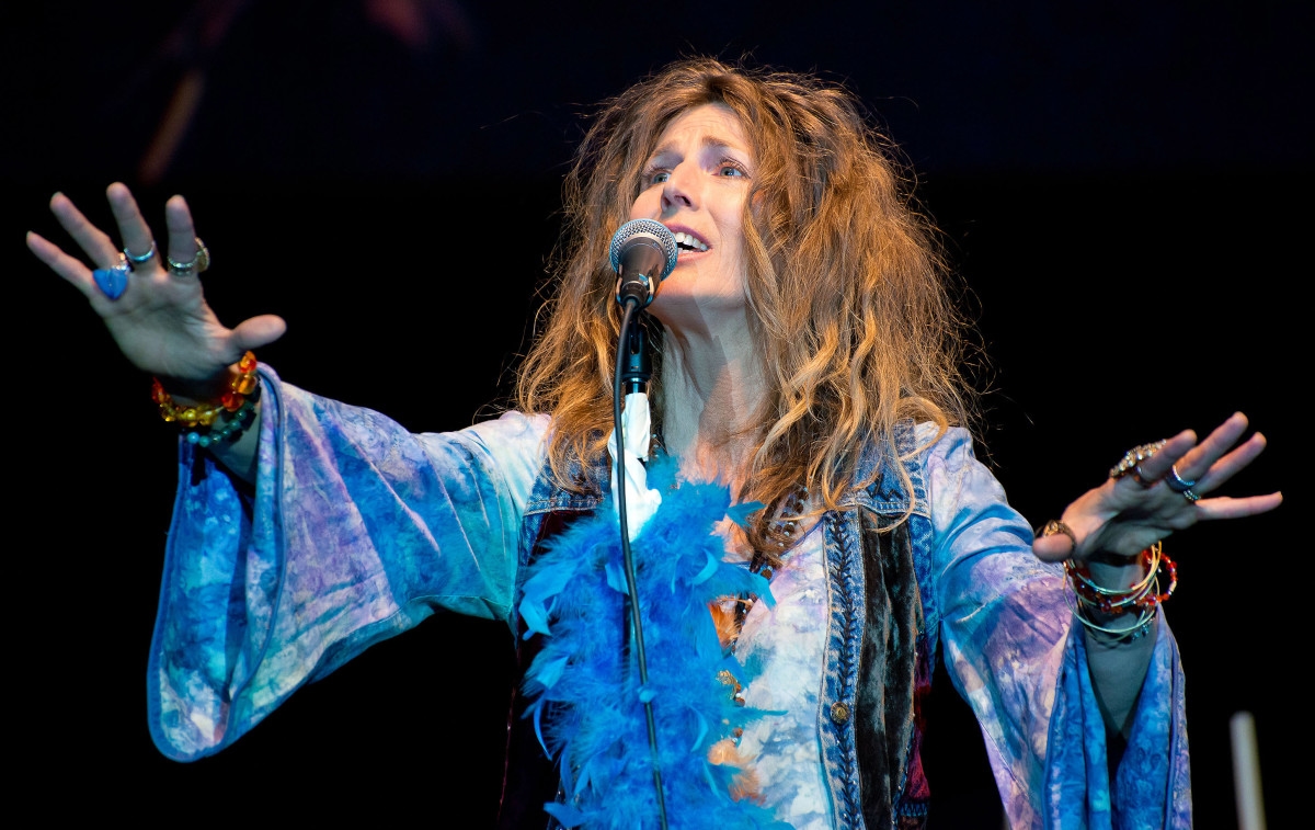 ‘90s Singer, 60, Is ‘Beautiful as Ever' Singing Iconic 1992 Anthem