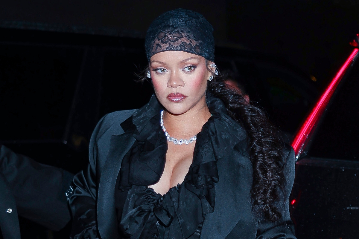 Rihanna Fans Declare She's 'Crashing the Internet'; Share Strong Reactions to Steamy New Photos