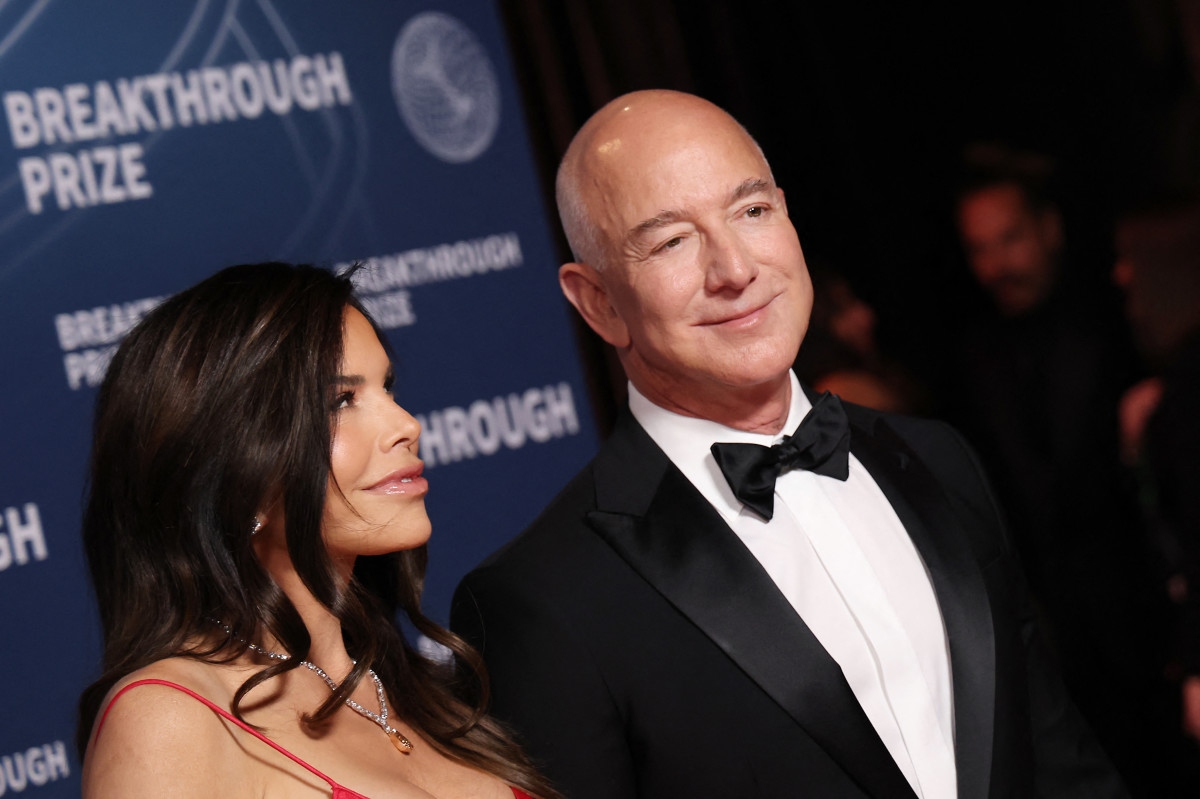 Jeff Bezos and Lauren Sanchez Spotted Packing on the PDA