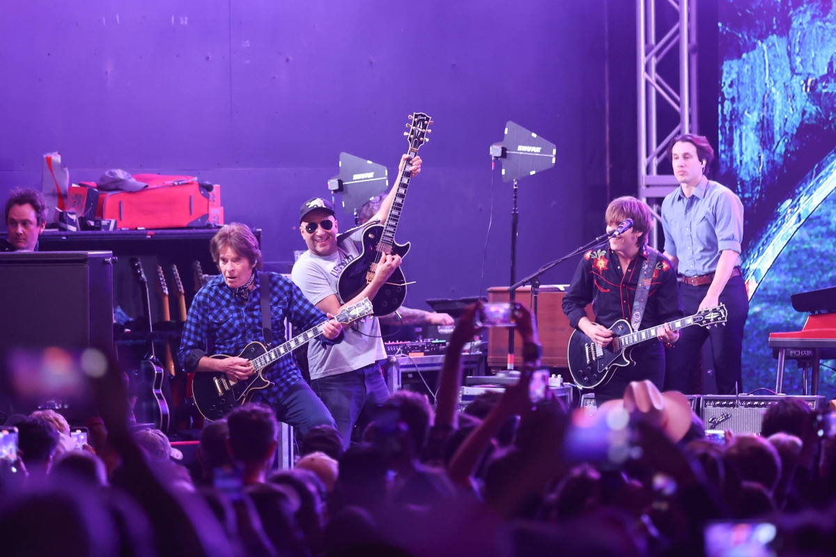 60s Rock Legend Refuses To Pay $40,000 For Long Lost Guitar