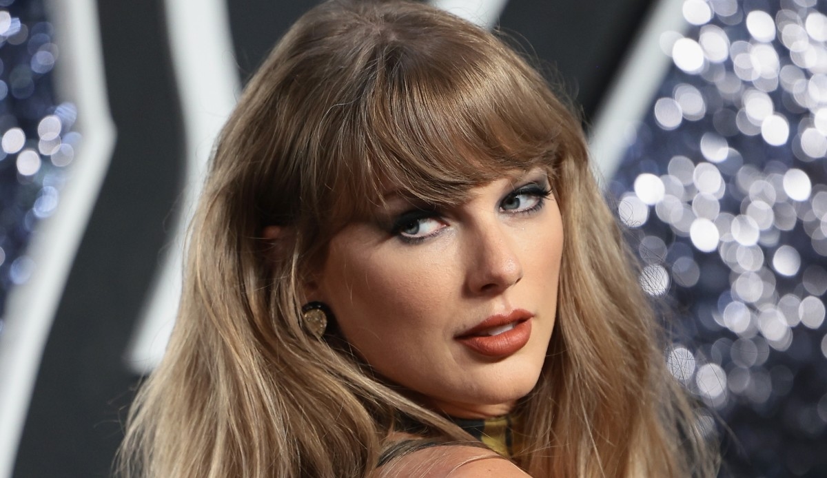 Taylor Swift Fans Convinced Cryptic Posts Are a Countdown to Huge Career News