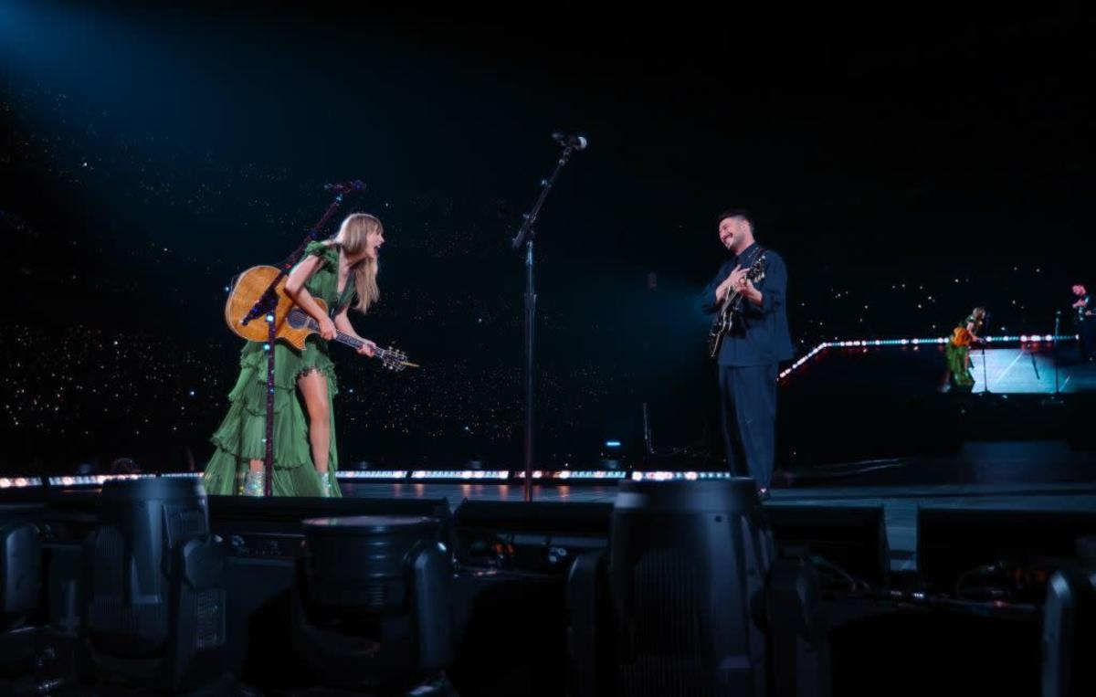 Award-Winning Folk Rockers Stun Crowd With Surprise Taylor Swift Cover