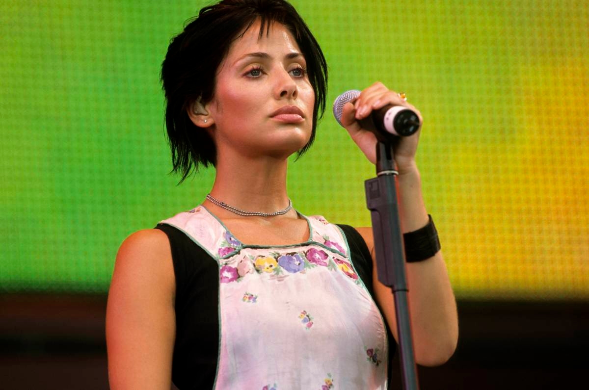 Fans Quickly Defend ‘90s Singer, 50, After Comments Scrutinize Appearance: ‘Still a Beautiful Woman'