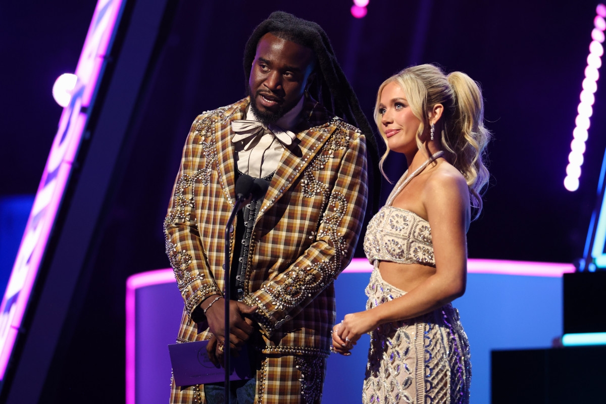 Country Star's Puzzling Reaction at the 2025 AMAs Left Fans Screaming