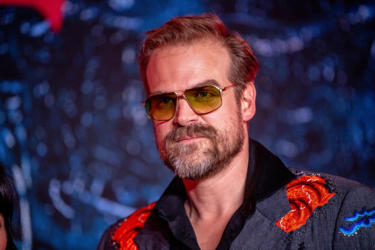 ‘Stranger Things' Star Looks Unrecognizable on Set of New Series