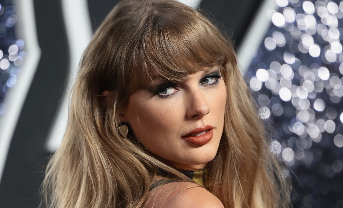 Taylor Swift Drops Jaws With Pop Legend in Rare Night Out Without Travis Kelce