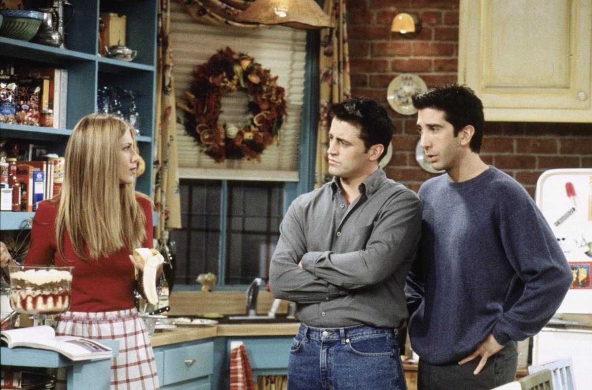 Jennifer Aniston Kisses Fellow '90s Sitcom Star in New Selfie