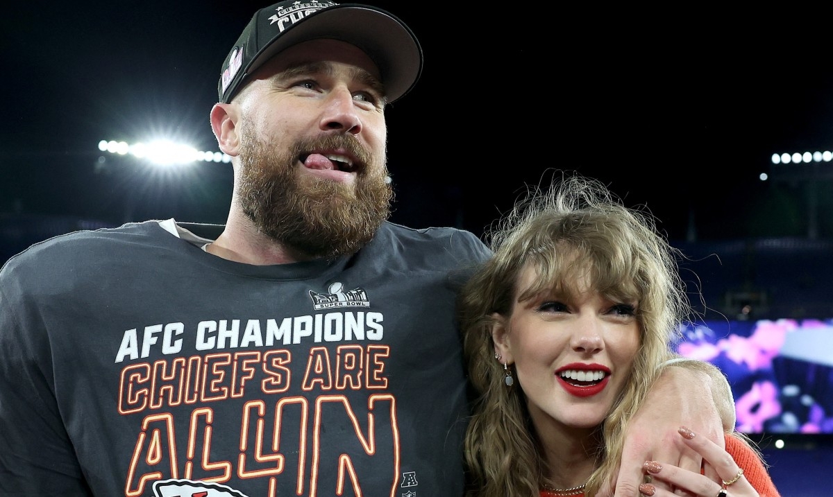 NFL Quarterback Sends Blunt Message About Taylor Swift & Travis Kelce's Relationship