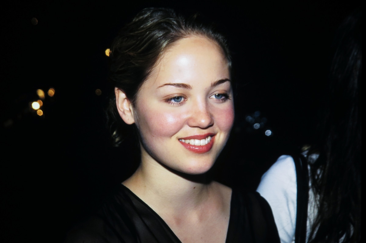 Beloved Actress, 42, Is Unrecognizable in Rare Outing While Flaunting Her Natural Look