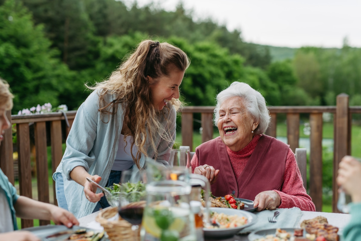An Etiquette Expert Is Begging People To Stop This Common Dinnertime Habit