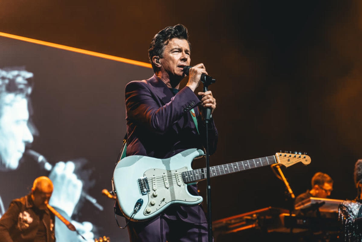 '80s Pop Icon Joins Elite Club With ‘Monumental Achievement' of Classic Hit