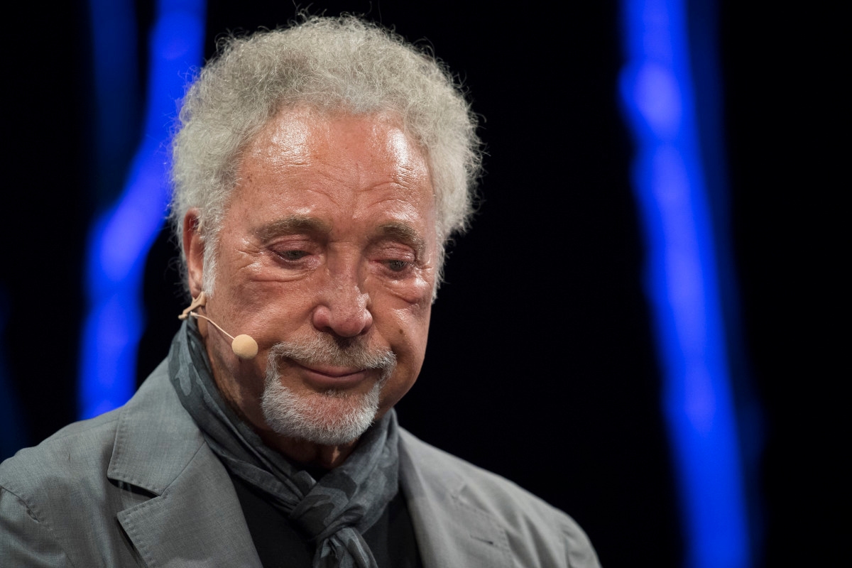 Music Legend Issues Heartbreaking Health Update Before Concert