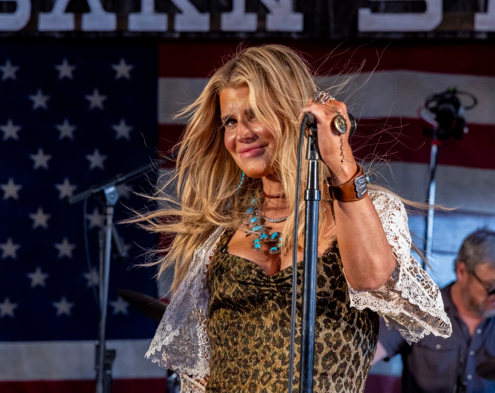 Jessica Simpson Makes a Stunning Return With First TV Performance in 15 Years