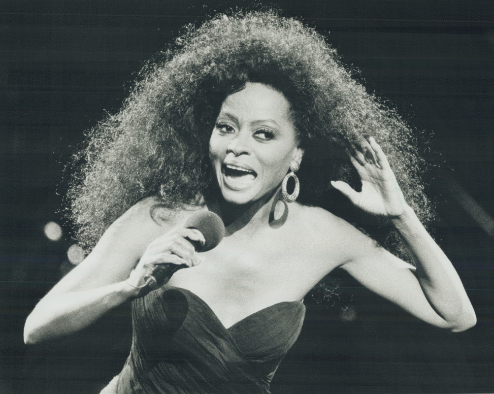 Ageless '60s Legend, 81, Wows Crowd With 'Stunning' Looks and Voice