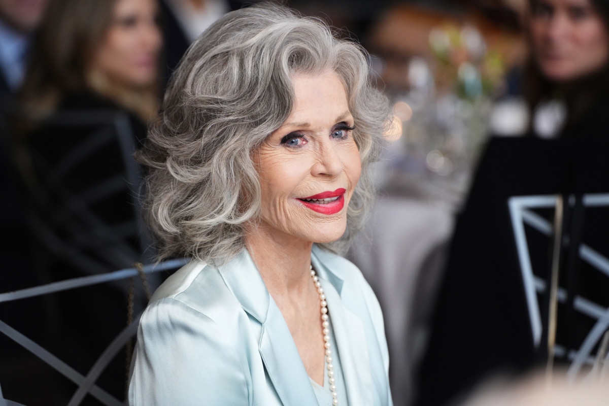 Legendary Actress, 87, Stuns in Monochromatic Purple Look