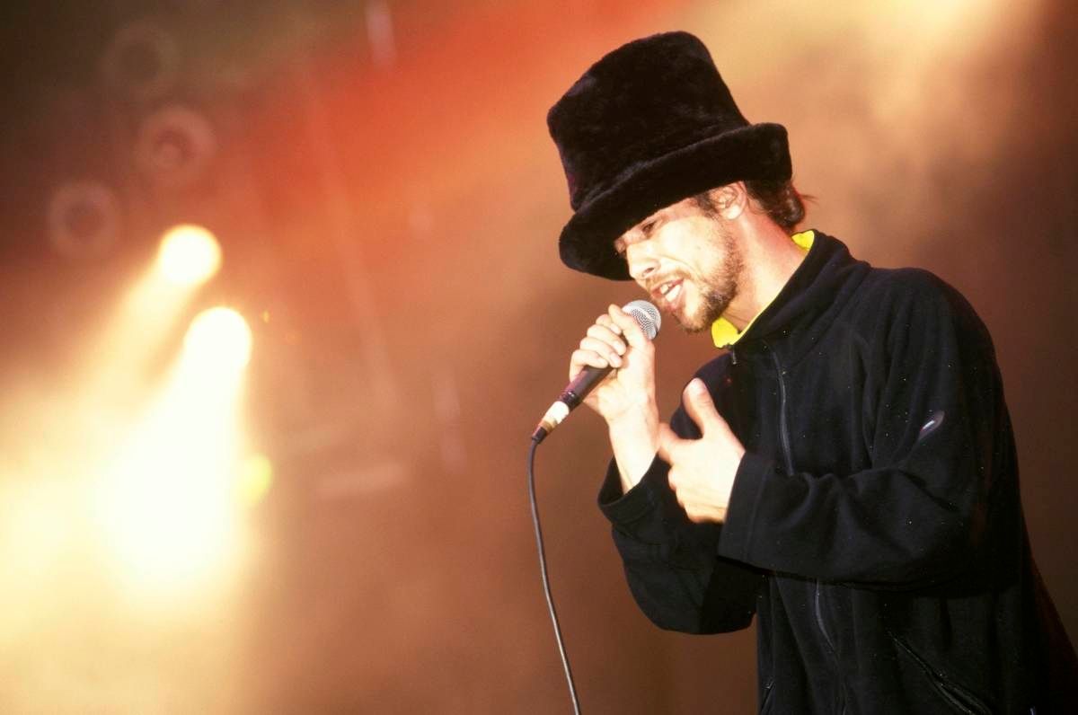 '90s Pop Icon, 55, ‘Still Sounds Amazing' in Surprise Wembley Stadium Performance