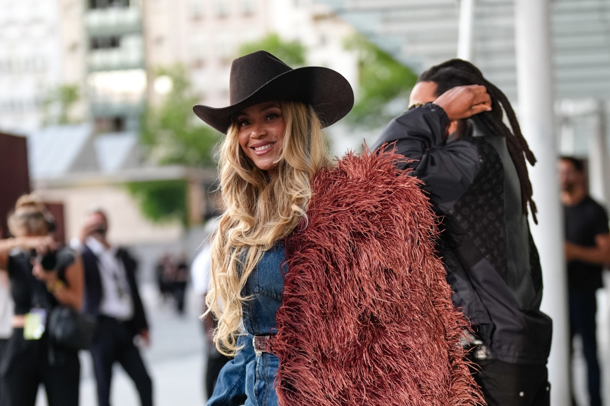 Beyoncé, 43, Has Fans Obsessed With Her Fourth of July Post
