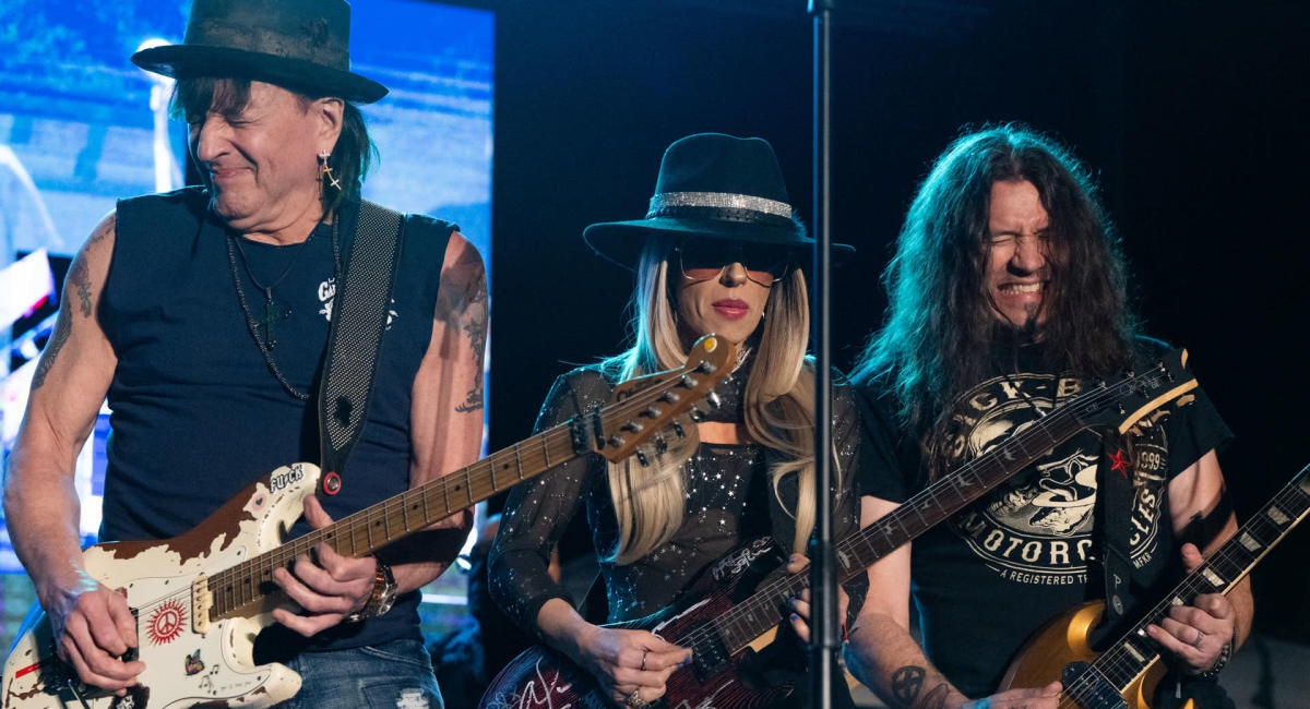 Legendary Rocker, 65, Didn't Let Fractured Hand Stop Him From Performing at Kentucky Derby