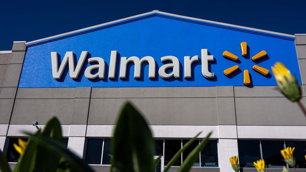 Walmart Has a 'Sleek' $190 Smartwatch on Sale for Just $23 That Reviewers Say Gets 'Mistaken for an Apple Watch'