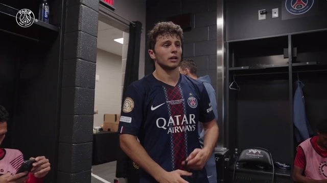 Müller congratulates Luis Enrique after PSG beat Bayern