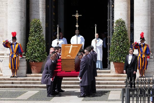 Last Group to Say Goodbye to Pope Francis' Coffin Included Trans People, Prisoners and the Poor