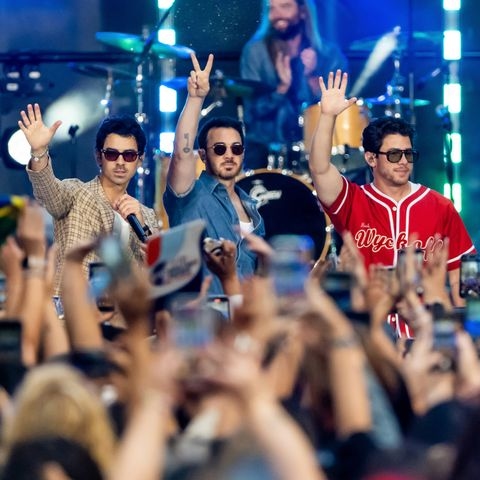 The Jonas Brothers Rock Out at the Rockefeller Plaza in N.Y.C., Plus Jennifer Aniston, Margot Robbie and More