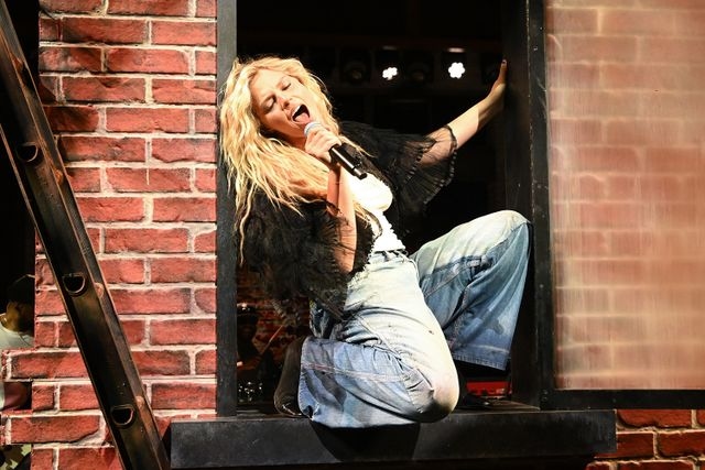 Reneé Rapp Is Anything but 'Shy' with 'Late Show 'Performance as She Climbs Out of a Window in Heels — Watch!