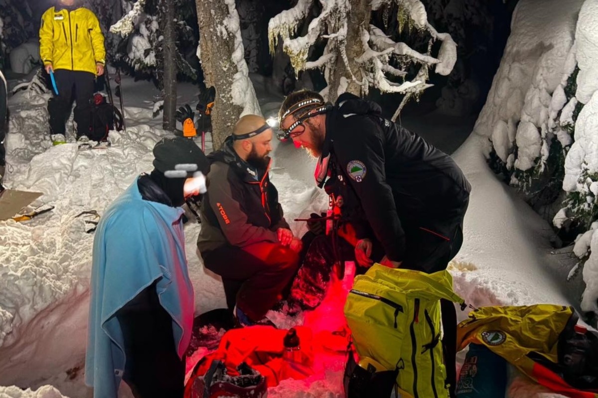 "Stay In Bounds": Rope Ducking Skiers Nearly Die In Canada