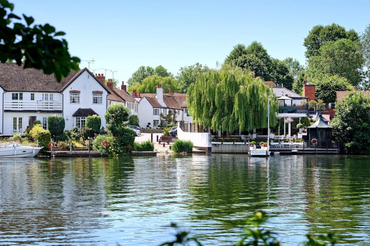 The 'prettiest' Berks village with Michelin-stars that is home to iconic actor