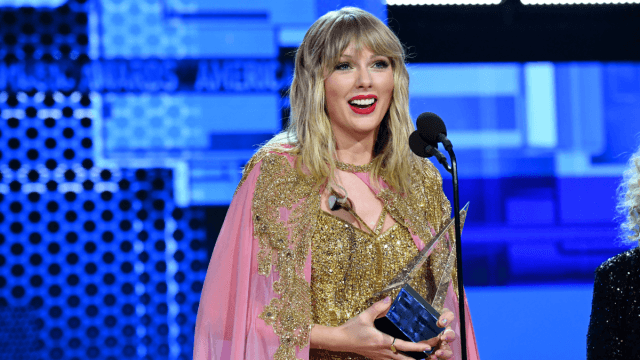 Taylor Swift Wins Nothing at AMAs 2025, Swifties Are Furious