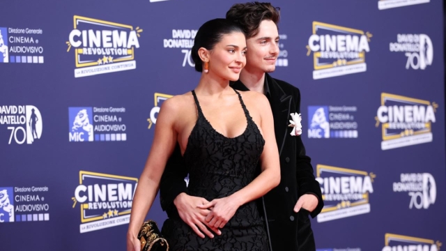 Kylie Jenner & Timothée Chalamet's Red Carpet Poses Tease Relationship Change, ‘Expert' Claims
