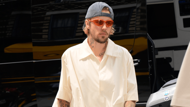 Justin Bieber Seemingly Mocks Critics Over ‘Standing On Business' Paparazzi Video