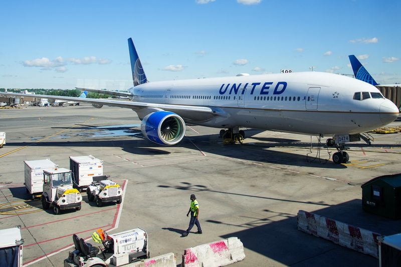 United Airlines sees profit below estimates as travel spending dips