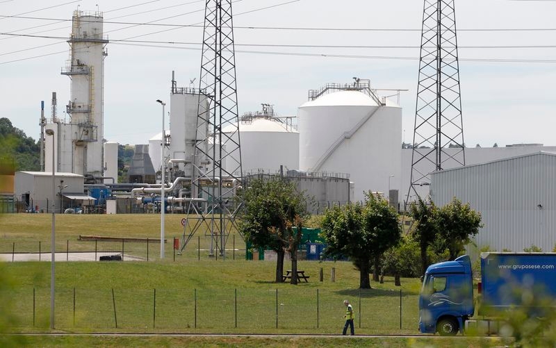 Air Products beats estimates for quarterly profit amid costly boardroom battle