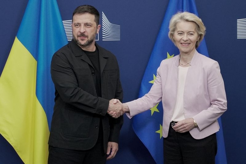 Zelenskiy heads back to Washington (with friends)