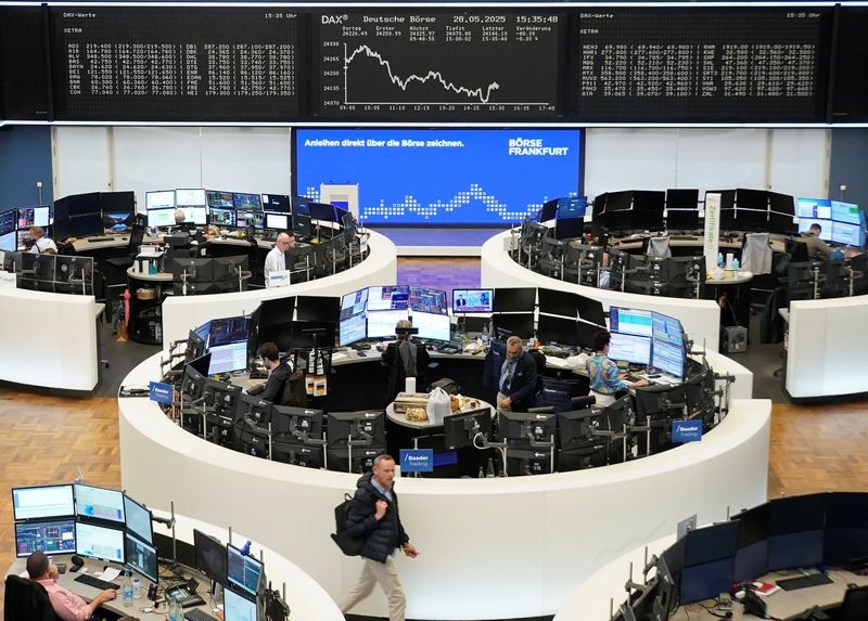 European shares start lower after Trump's fresh tariff threats