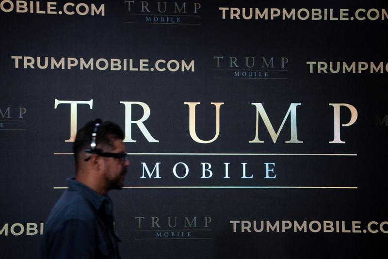 Trump family in phone service licensing deal, touts a $499 device
