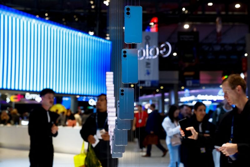 Samsung launches slimmest smartphone as races against rival Apple