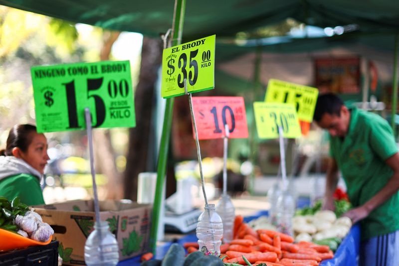 Weak Mexican growth, rising May inflation sound alarms for economy