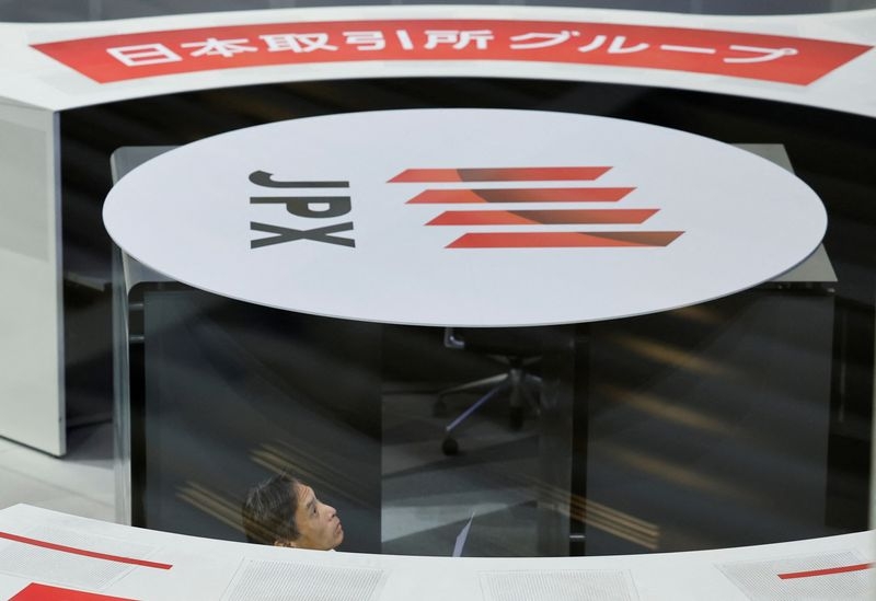 Japanese investors extend foreign stock buying to eighth week on trade optimism