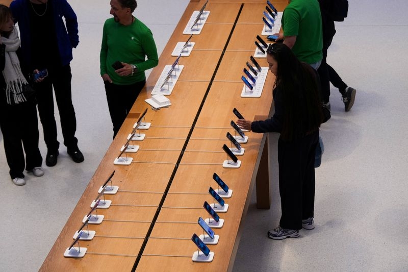 IDC cuts global smartphone shipments forecast on tariff volatility