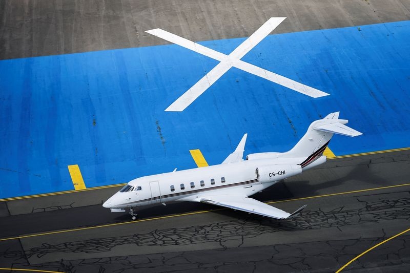 Bombardier's quarterly revenue dips while profits rise