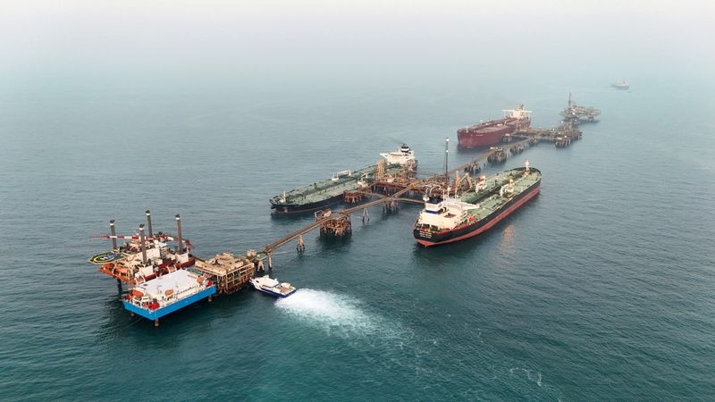 Oil price structure narrows, premiums fall as supplies rise, summer demand ends