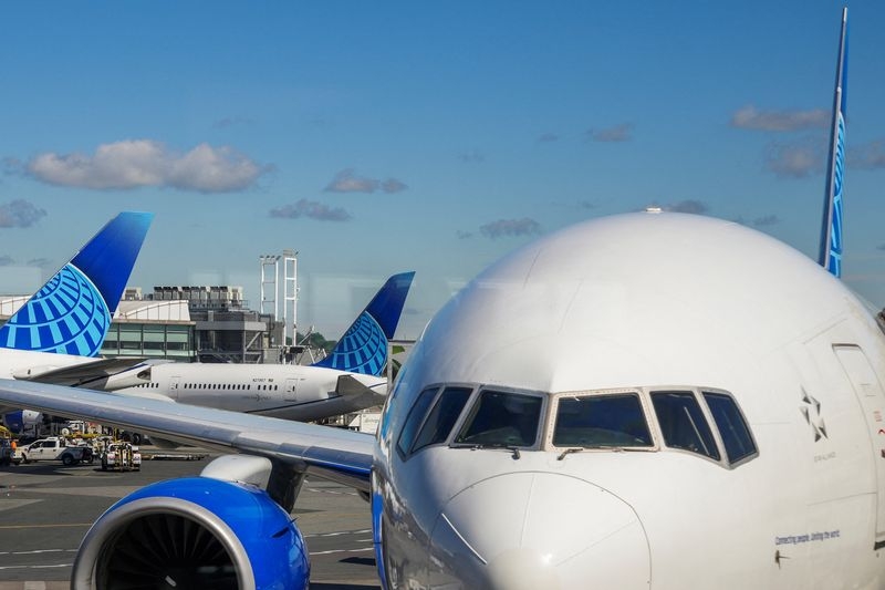 Analysis-United Airlines has few viable alternatives to congested Newark Airport