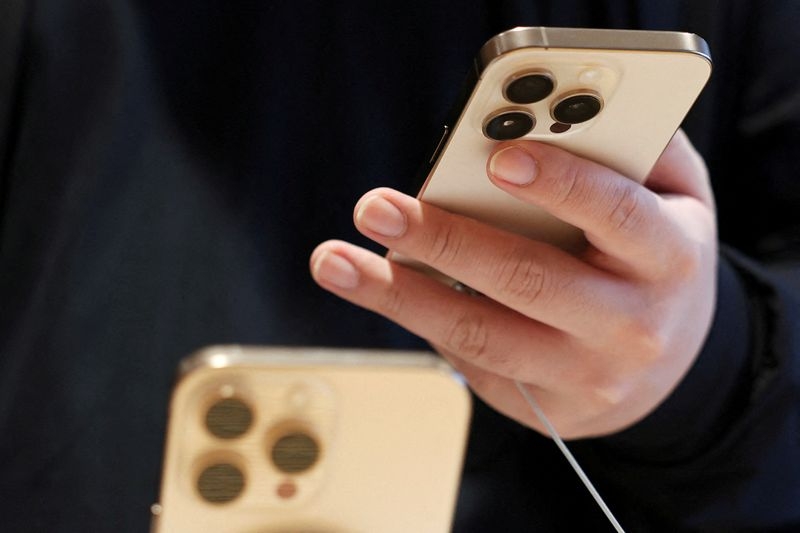 Foreign-branded mobile phone sales in China edge up in April