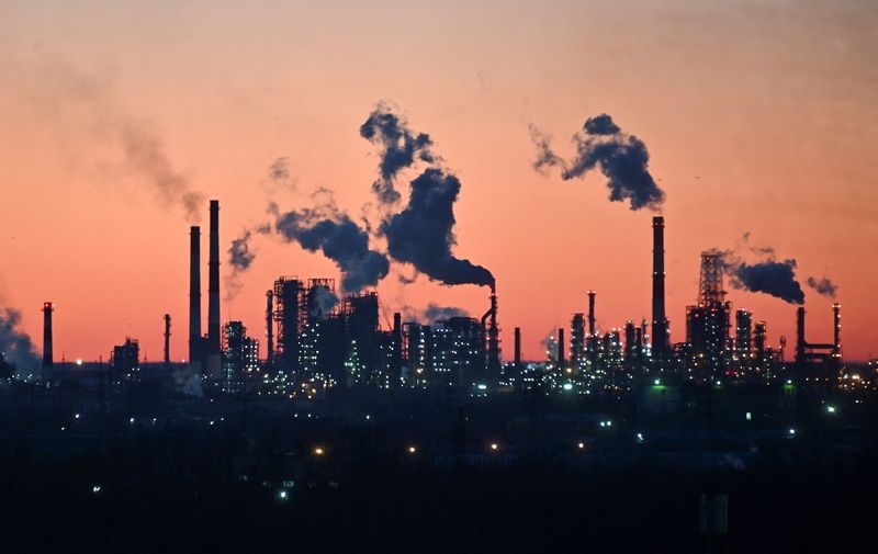 Analysis-Global oil refiners see short-term boost from higher margins