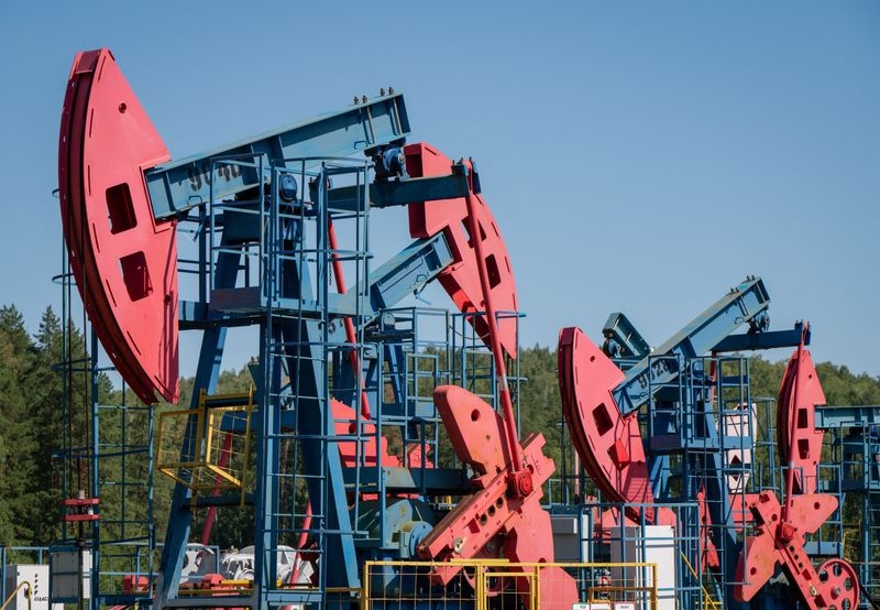 Oil prices little changed as Iraq outages clash with tariff worries
