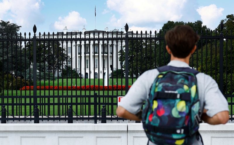 US energy loan office should fund oil, gas, White House aide says
