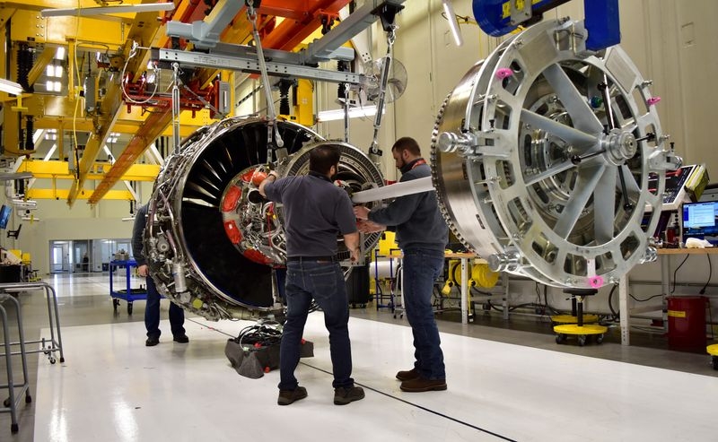 US business activity moderates; price pressures building up