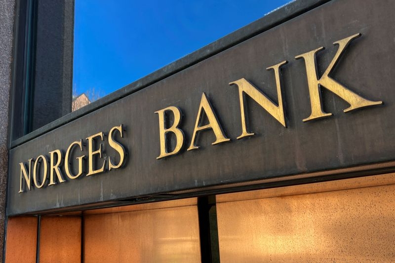 Norway central bank cuts rates in surprise move